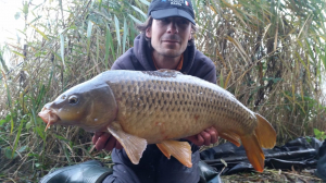 Jeffrey met een karper gevangen tijdens de Carp Cup