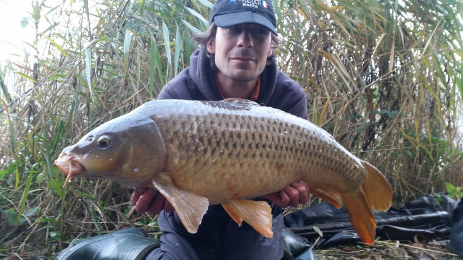 Jeffrey met een karper gevangen tijdens de Carp Cup