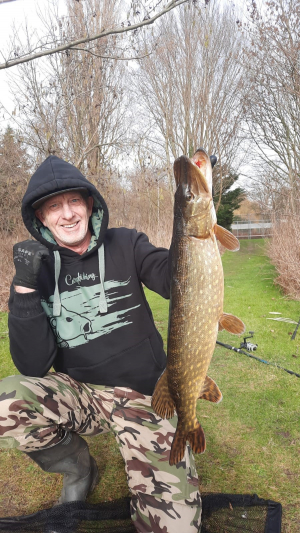 Dennis met een mooie snoek